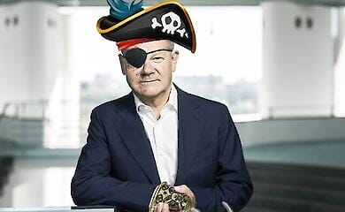 Шольц показал фото с повязкой на глазу. Соцсети отреагировали