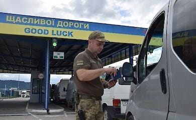 Уклонисты пытались выехать за границу для "лечения тещ" (фото)