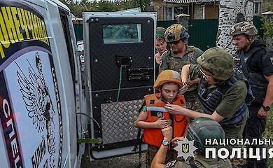 "Белые ангелы" спасают детей с помощью бронированной "капсулы" (видео, фото)