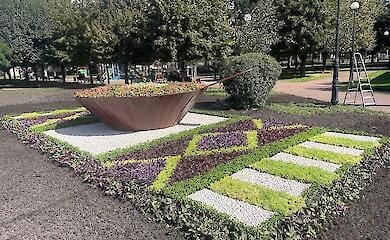 В Киеве создали клумбу с тарелкой борща