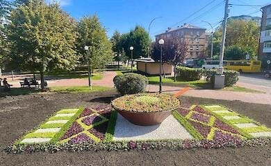 Тарелка борща на рушнике: в столице создали необычную клумбу