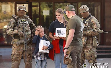 Спецпризначенці поліції Хмельницької області отримали дрони від юних волонтерів