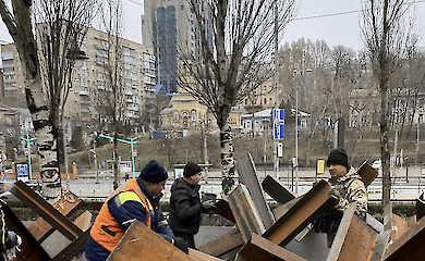 Тим, хто працює біля фронту, Кабмін передбачив надбавки