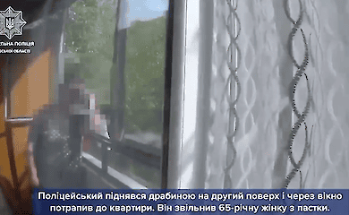 Львівські патрульні звільнили жінку з балкона, на якому її закрив кіт