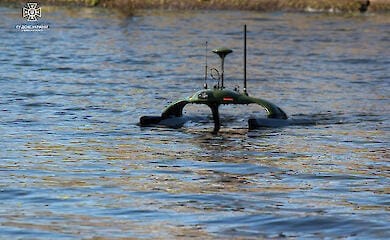 Водолазы очищают Днепр от взрывоопасных предметов (фото)