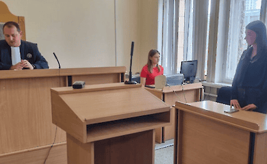 Суд Дніпра відправив на два місяці під нічний домашній арешт подругу нападника на патрульних у Дніпрі