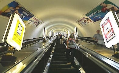 Киевлянина оштрафовали за то, что погладил незнакомую женщину в метро