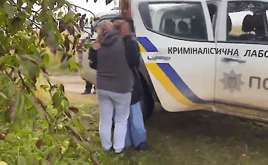 На Львовщине полицейские нашли заблудившуюся в лесу девочку