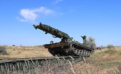 Военные инженеры тренировались применять мостоукладчик Biber