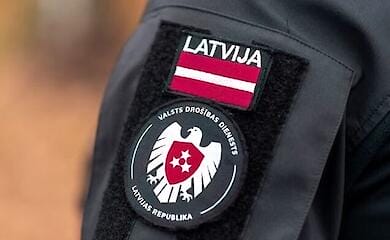 Поліція Латвії попередила про штрафи за автомобільні наклейки з написом "Я - росіянин"