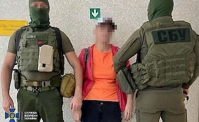 СБУ задержала российскую информаторку, которая наводила удары по позициям десантников ВСУ под Бахмутом