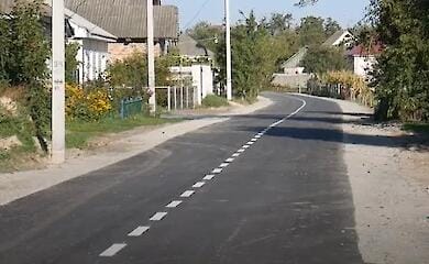 На Черниговщине мать погибшего Героя за свой счет заасфальтировала дорогу на улице, которая носит имя ее сына