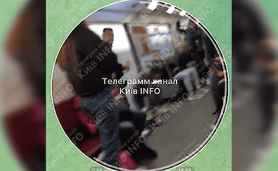 У метро Києва чоловік стрибнув на рейки і вцілів