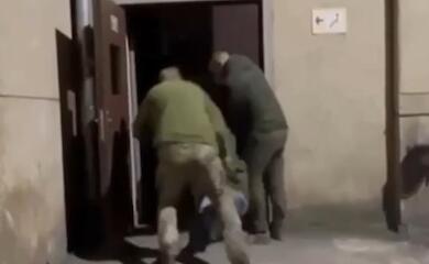 У Львові стався скандал: люди у формі силою відвезли чоловіка до ТЦК