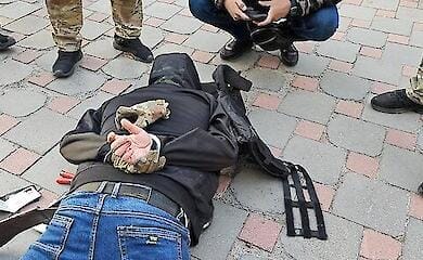 Столичні правоохоронці затримали озброєного чоловіка, який намагався захопити бізнес-центр