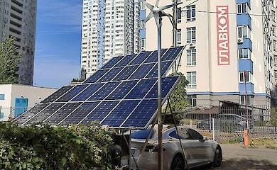 Киевлянин обустроил станцию для зарядки авто Tesla прямо посреди двора в столице