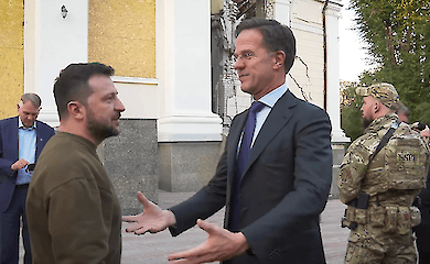 Зеленский и премьер Нидерландов в Одессе посетили поврежденный обстрелом храм