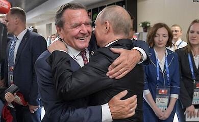 Колишній канцлер Німеччини Шредер заявив, що й надалі дружитиме з Путіним
