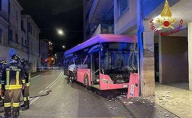 В итальянской Венеции произошла новая авария с автобусом