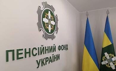 Для назначения пенсии не принимают заверенные у нотариуса копии трудовых книжек