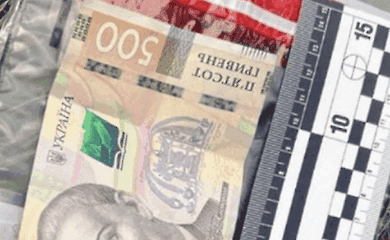У столиці засудили на сім років двох "ворожок", які промишляли на стоянці біля гіпермаркету