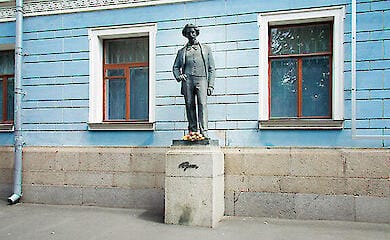 В четверг, 26 октября, неизвестные спрятали под пленку памятник Илье Репину в столице