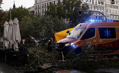 Мощный шторм "Ciaran" унес жизни шести человек в Европе