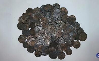 Возле Сардинии найдены десятки тысяч древних монет