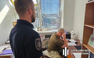 Військова покинула службу й отримувала "бойові": судитимуть командира роти
