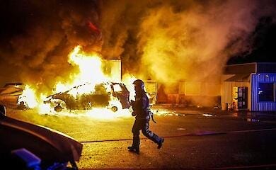 Масштабна пожежа в Києві: горіло СТО у Соломʼянському районі