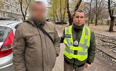 У Києві чоловік напідпитку облив пивом перехожу з дитиною через українську мову