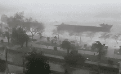 В порту Туреччини вантажний корабель переламався навпіл