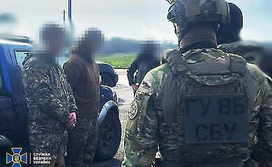 Пытались продать оружие преступникам: двоих военных задержали в Донецкой области