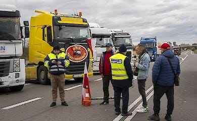"А в цей час в замку у шефа": хто стоїть за блокадою кордону польськими перевізниками