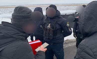 Регулярно вимагали хабарі з водіїв: викрито патрульних поліцейських на Дніпропетровщині