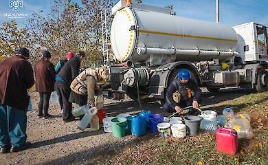 ГСЧС снабжает водой людей из прифронтовых районов
