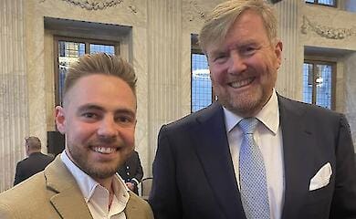 Стендапер подарував королю Нідерландів уламок вертольота РФ