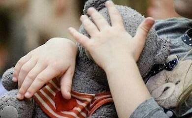 У РФ викраденій з України дитині змінили ім'я та прізвище, її "удочерив" політик