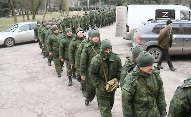 В войсках РФ оккупантов "мирных специальностей" переводят в штурмовики