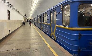 "Човниковий" рух у метро: опубліковано графік руху поїздів між "Теремками" і "Деміївською"
