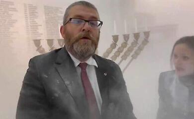 В Сеймі Польщі депутат вогнегасником погасив Ханукію