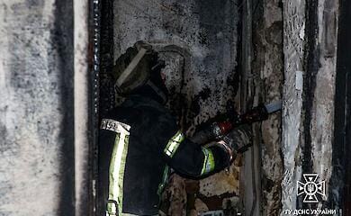 В Херсоне после попадания вражеского снаряда возник пожар
