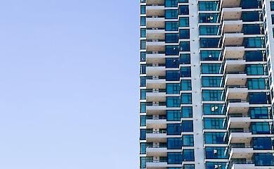 У Кропивницькому з вікна багатоквартирного будинку випала дівчина