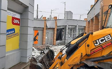 У Києві почали просідати під землю торгові павільйони над тунелем метро "Деміївська"