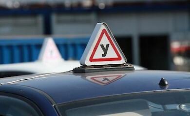 Керували авто замість студентів: на хабарі викрили працівників автошкіл в Києві
