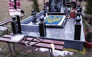 Зірвав фото з могил військових: порушника затримали на Вінниччині