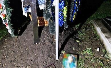 Зірвав фото з могил військових: порушника затримали на Вінниччині