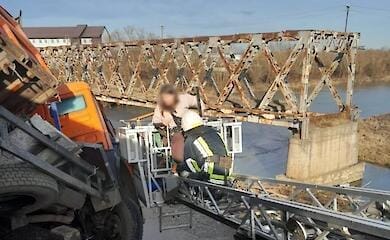 Грузовик после аварии повис на мосту в Ивано-Франковской области