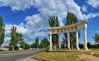 Окупанти вдарили по залізничному вокзалу в Херсоні, де був евакуаційний поїзд