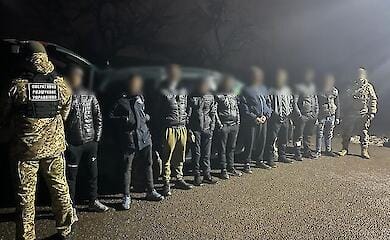 Поблизу кордону зі Словаччиною зупинили одразу 16 чоловіків